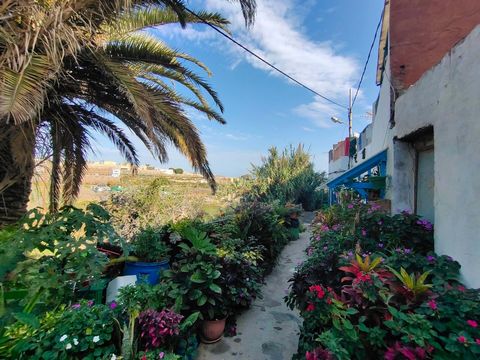 OPPORTUNITÉ DE CONSTRUIRE ET/OU D’INVESTIR Ce terrain de quatre maisons est situé à la périphérie de Telde, dans un quartier très calme. Le terrain a accès à la route et les 4 maisons attenantes sont à l’arrière, face au ravin. C’est un endroit très ...