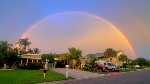 BEACH TOWN, REDINGTON SHORES, RUHE, GREAT GULF BEACHES, CLEARWATER, ST. PETERSBURG, WATERFRONT Verpassen Sie nicht die Gelegenheit, dieses Stück Paradies zu besitzen! Eingebettet in eine ruhige, sehr begehrte Nachbarschaft, strahlt dieses Haus Ruhe u...