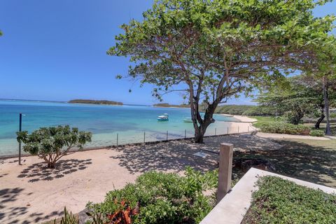 Nestenn bietet diese 3-Zimmer-Wohnung in einer sicheren Residenz mit Blick auf die schönste Lagune der Insel. Die Räume verfügen über einen Wohnbereich mit Wohnzimmer, ein Esszimmer und eine voll ausgestattete Küche, die alle zu einer großen Terrasse...