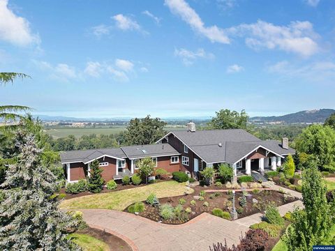 The Original Illahe Golf Club Lodge has evolved through the years into a distinctive family home. Its perfectly situated overlooking the valley and coastal range with breathtaking sunsets. A truly exceptional great room and a cooks dream kitchen: 3 o...