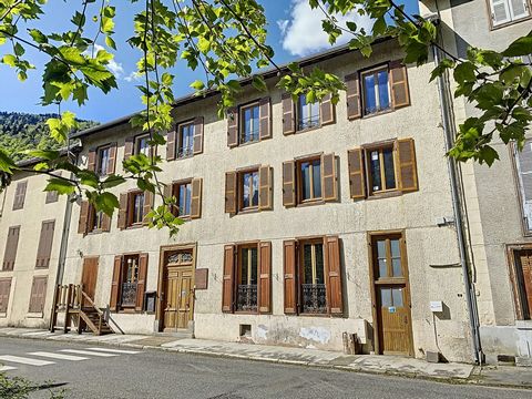 À l'entrée du séduisant village d'Aulus-les-Bains, cet ancien hôtel-bar-restaurant est idéalement situé. Ce magnifique village, avec ses thermes, son accrobranche, ses balades à poney et son grand parc est un lieu de vacances unique. À seulement 6 ki...