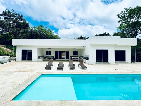 Ubicada en medio de las impresionantes montañas y la exuberante selva de Playa Negra, esta nueva y espaciosa villa de 3 dormitorios ofrece una oportunidad incomparable para crear el refugio de playa de sus sueños. Al entrar por la puerta de gran tama...