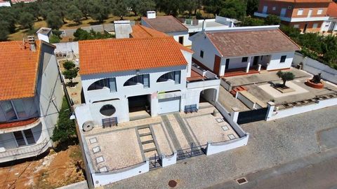 Entdecken Sie mit einem atemberaubenden Blick über Montemor-o-Novo und dem unverwechselbaren Charme der Landschaft des Alentejo die Villa Ihrer Träume. Beim Betreten werden Sie von einem eleganten Open Space begrüßt, in dem zwei große Fenster den gan...