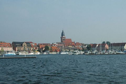 Maritiem vakantieappartement voor 1-6 personen, met 2 slaapkamers en 1 grote badkamer, direct aan de oever van het Müritz-meer, met uitzicht op het meer