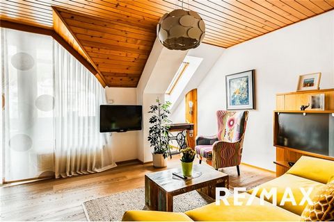 Nous vendons un appartement spacieux, lumineux et rénové de 3 chambres à Kranjska Gora. Selon GURS, l’appartement couvre une superficie de 77,4 m2, dont 72,2 m2 sont utilisables et est situé au 2ème étage d’un immeuble résidentiel d’entreprise constr...