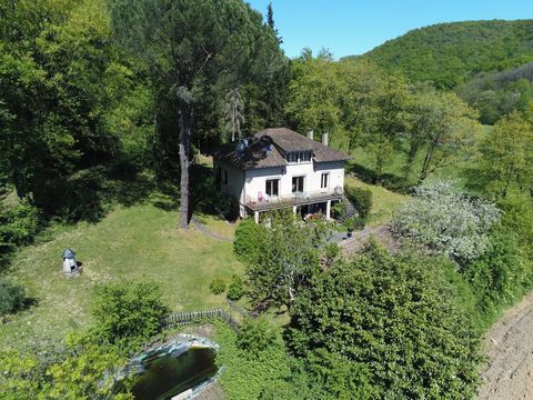 House of 190m² of living space on a plot of 3500m² with trees and close to the Tarn. Offers 3 bedrooms, a fitted kitchen open to the living room consisting of a living room and a lounge area with insert giving access to the terrace with a view of the...