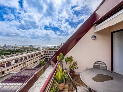 Exceptional top floor 4-bedrooms + 1 duplex apartment, located in the center of Estoril in an exclusive gated community with garden, swimming pool and 24-hour concierge, very close to the beach, restaurants, train station and all kind of services. Th...