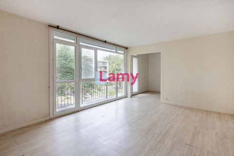 Votre agence NEXITY-LAMY, vous propose en EXCUSIVITE cet appartement de type F4 situé dans une résidence calme à proximité du centre ville de Boussy-Saint-Antoine.Il se compose comme suit : une entrée, double séjour lumineux donnant accès à un balcon...