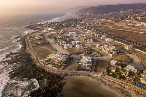 Vita costiera a Villas Punta Piedra Vivi il fascino della vita costiera in questa nuova casa situata all'interno dell'esclusiva comunità di Villas Punta Piedra, Ensenada. Questa casa offre camere spaziose, un'ampia terrazza e splendide viste panorami...