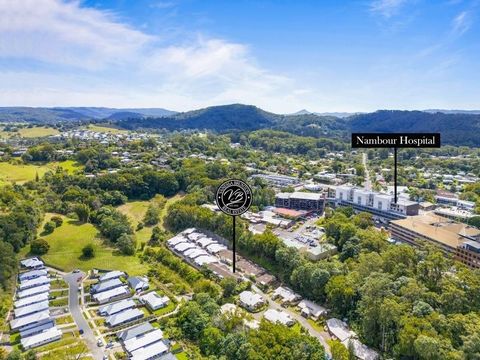 NJUT AV EN LIVSSTIL AV SJÄLVSTÄNDIGHET, SÄKERHET, GEMENSKAP OCH PLATS..... Välkommen till Laurel Springs, Unit 36/18 Doolan St, Nambour. Över 7 hektar i hjärtat av Nambour är du omgiven av frodig naturlig regnskog, källmatade bäckar och lugn i överfl...