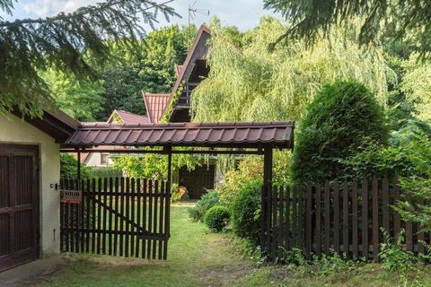 Accogliente casa vacanze con ampio giardino vicino al Lago Radunskie. Oltre al giardino appartato con barbecue, gli ospiti hanno accesso ad un ampio prato giochi (ideale per calcio/pallavolo/badminton). La casa in stile kashubiano dispone di una terr...