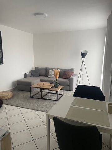 SANNOIS - PLACE DU POIRIER BARON - Agréable appartement de 2 pièces de 49.5m2 au 4ème étage. Aucun travaux à prévoir! Le logement se compose d'une entée avec un cellier, d'un placard avec rangement, un séjour , une cuisine aménagée et équipée, une sa...