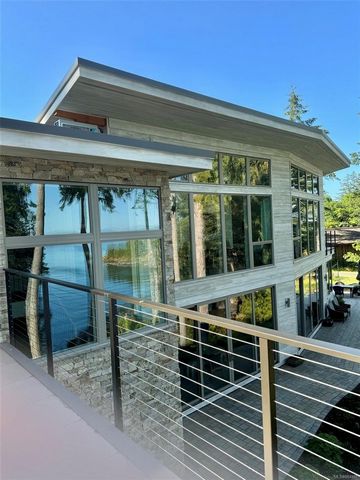 This spectacular new, custom-built view home, designed by architect Neil Morie, is perched on a private bay, capturing breathtaking northwesterly coastal views. This collaboration between homeowner & architect spared no expenses a& no details were ov...