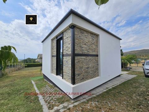 EXCLUSIF!!! L’agence immobilière Diamond Home propose à la vente une maison meublée de plain-pied dans le village d’Ivan Vazovo, à 25 min. de la ville de Plovdiv. La surface bâtie totale est de 115 m² et la cour a une superficie de 750 m². Distributi...