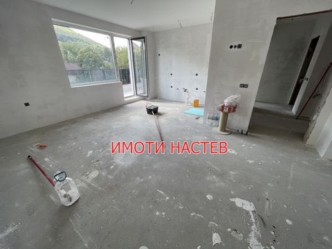 IMOTI NASTEV bietet zum Verkauf eine Ein-Zimmer-Backsteinwohnung in einem neuen modernen Gebäude mit einem schönen Panorama auf das Shumen-Plateau und den See an. Die Wohnung befindet sich im vierten Stock und hat folgende Aufteilung - Flur, geräumig...