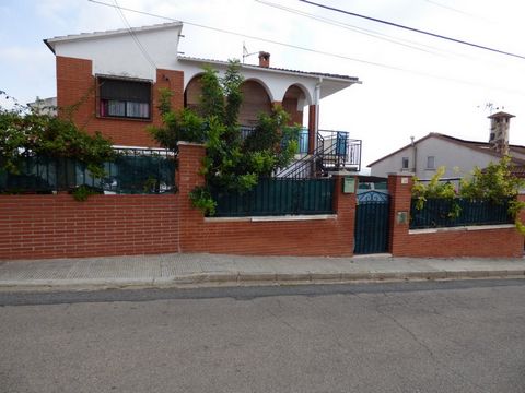 Spacious detached house with pool in Bonaterra, quiet residential area with easy access to all kinds of services 5 minutes by car from El Vendrell and 10 minutes from our beaches of Baix Penedés.~ House of 150m2 spread over two floors.~ The main floo...