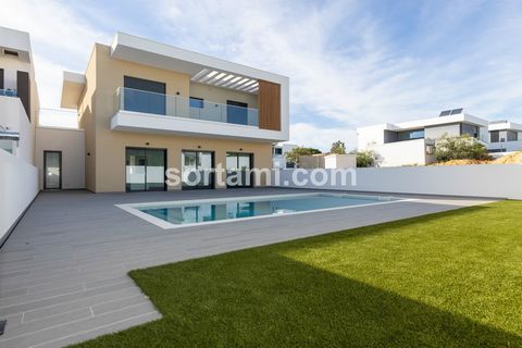 Casa T4 de reciente construcción en Quarteira, Situada en una urbanización exclusiva, rodeada de restaurantes, playas y golf, esta villa de tres plantas cuenta con un enorme sótano, donde podemos encontrar un lavadero y una habitación destinada a sal...