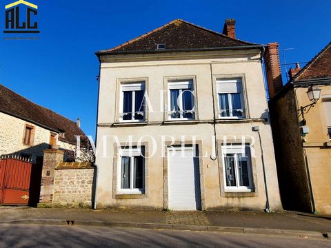 Yann LE CARVENNEC de l'agence ALC Immobilier vous propose à la vente cette maison de 78.19 m2 à 20 minutes d'Alençon. Elle se compose au rez-de-chaussée: d'un salon-séjour de 30 m2, d'une cuisine de 8.20 m2, un wc, une buanderie de 4.83 m2. A l'étage...