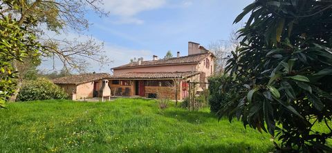 J'ai le plaisir de vous faire découvrir cet ancien corps de ferme rénové à Verlhac Tescou, où charme et caractère sont de mise. Situé à moins de 20 mn de Montauban, le village (à5mn) propose une épicerie/bar, l'école maternelle (et le primaire à La S...