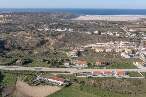 Opportunità unica per sviluppare un Surf Center con ristorante, piccole imprese e strutture comunitarie su una striscia di terreno situata sulla strada principale che porta al famoso villaggio di Carrapateira e a breve distanza dalla spiaggia. Il pro...