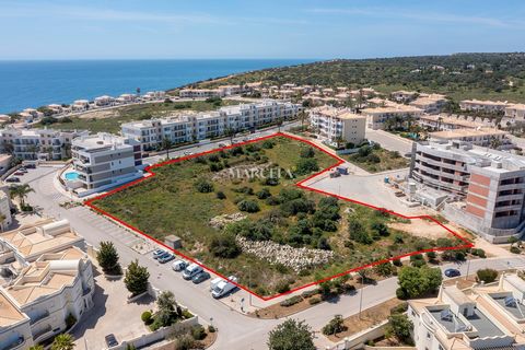 Stuk grond in uitstekende locatie, binnen loopafstand van het strand van Porto de Mós en 5 minuten rijden naar de golfbaan en naar het historisch stadscentrum. GRONDOPPERVLAKTE : 9068m2 . Met toezegging voor de bouw van 56 appartementen (6x één slaap...