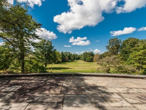 11 acres on Round Hill Road in Mid-Country Greenwich, a rare find! This is $1m/acre in a 2-acre zone. Subdivision possible. Stunning western views of open sky, grassy meadow & mature specimen trees. The existing home, designed by Mott B. Schmidt, has...