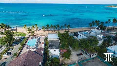 Situé en bord de mer à Las Terrenas, juste en face de l’emblématique boulevard de los Pescadores et à quelques pas de Puerto Plaza (150 mètres) et d’Etno & Babylon (250 mètres), cette superbe propriété offre tout ce dont vous avez besoin pour une vie...