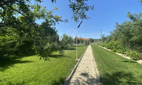 SUPRIMMO Agentur: ... Wir präsentieren ein komplett renoviertes und möbliertes Haus zum Verkauf mit drei Schlafzimmern und einem geräumigen angelegten Hof im Dorf Orizare, 15 km vom Sonnenstrand und dem Strand entfernt. Das Haus erstreckt sich über e...