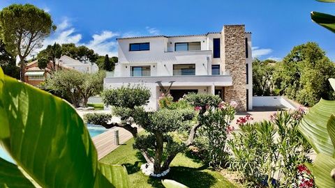 Sanary sur mer, city center. Exceptional property of 204m2 on a plot of 1095m2. Contemporary villa completely renovated on three levels with elevator. On the ground floor you will find a 30m2 garage, a laundry room and a pleasant summer kitchen overl...