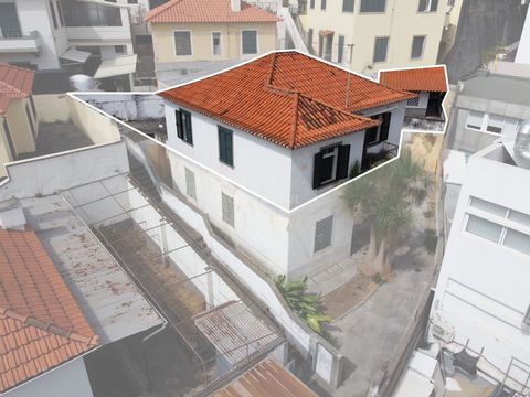 T3 situado no 1º andar da Moradia com quintal e churrasqueira Várias razões para investir neste imóvel: 1. **Localização Estratégica**: A proximidade ao centro do Funchal e aos serviços essenciais, como escolas, supermercados e transporte público, é ...