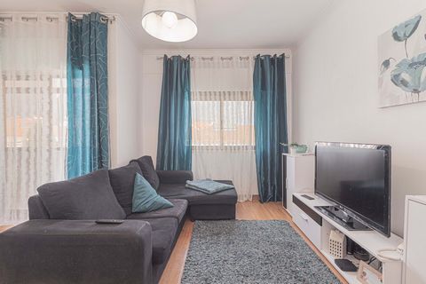 Cet appartement est situé au 2ème étage (sans ascenseur) d'un immeuble calme de seulement 4 étages, situé à Pragal, Almada. C'est une propriété T3, avec 3 chambres, salon, cuisine neuve, 2 salles de bain avec douche et balcon fermé. Avec 2 façades, l...