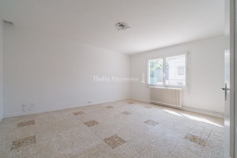 Opportunité d'investissement à ne pas manquer : Appartement T4 de 81,60 m2 environ, situé au rez-de-chaussée d'une résidence calme. Ce bien est actuellement loué, rentabilité immédiate avec un loyer de 858 € charges comprises. Caractéristiques de l’a...