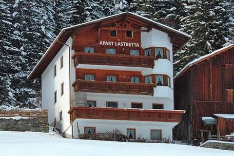 Appartements confortables avec une vue fabuleuse sur les montagnes environnantes. Le petit immeuble est situé au calme dans le magnifique quartier de Platt et à seulement 2,5 km du centre animé d'Ischgl. Le ski-bus s'arrête juste devant la porte, vou...