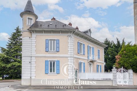 Albertville - Découvrez une opportunité exceptionnelle présentée en EXCLUSIVITE par Christelle Clauss Immobilier, cette immense maison de ville atypique d'environ 197 m2, située dans un quartier prisé, offrant une multitude de possibilités grâce à se...