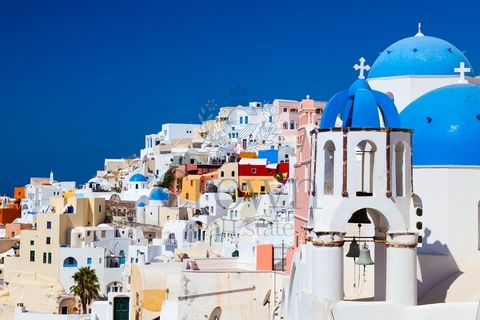 Santorin offre l'un des spectacles naturels les plus saisissants de Méditerranée. Seule île des Cyclades (avec Milos, moins spectaculaire) d'origine volcanique, elle ne ressemble à aucune autre. Vous trouverez un ensemble de 5 villas avec spas privat...