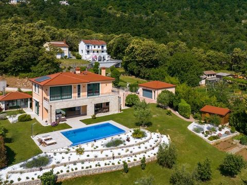 Location: Primorsko-goranska županija, Lovran, Lovran. OPATIJA, LOVRAN – Eine wunderschöne Familienvilla mit freiem Panoramablick auf das Meer und die Kvarner-Inseln. Wir sind stolz, Ihnen diese hochwertige und luxuriöse Villa auf einem hügeligen Gel...