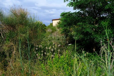 ZADAR, VIR - Działka budowlana w pobliżu plaży na wyspie Vir Na sprzedaż działka budowlana o powierzchni 399 m2, zaledwie 270 metrów od plaży, z dostępem do wody i prądu obok działki. Ta nieruchomość stanowi wyjątkową okazję inwestycyjną, niezależnie...