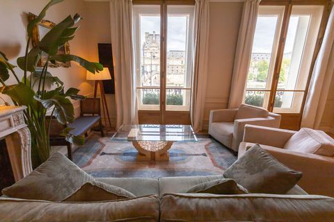 Magnifique appartement avec vue sur le Louvre et sur la Seine. A quelques pas du Musée d'Orsay, vous êtes aux premières loges de Paris. Vous n'avez qu'à traverser le pont Royal pour vous promener aux Tuileries ! Cet appartement propose: - 1 entrée - ...