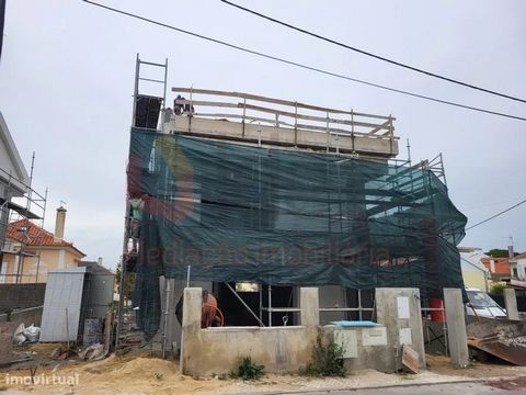 Moradia T4 Isolada Nova no centro da Charneca da Caparica, em lote de gaveto com 290m2, área de construção de 288m2, 4 pisos, com Piscina, Garagem e arrumos no piso inferior e ampla sala/escritório no sótão com terraço e casa de banho. Em fase final ...