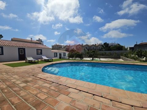 Excellent investment opportunity! We present a charming villa for sale in Vila da Foz do Arelho, with a generous area of 1260m2, located just a few minutes from the stunning Foz do Arelho beach and the Óbidos lagoon. Its privileged location allows ea...