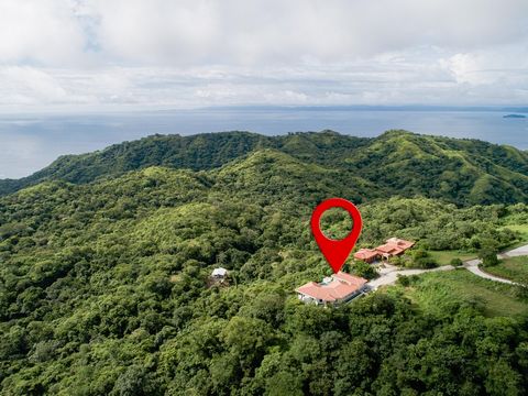 Deze prachtig ontworpen en toegestane woning biedt een prachtig uitzicht op Playa Blanca, de Stille Oceaan en de weelderige Costa Ricaanse kustlijn. Dit huis is ontworpen en gebouwd om de natuurlijke omgeving te complimenteren en de locatie op de top...