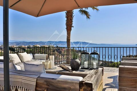 Wunderschöne Villa in der prestigeträchtigsten Domäne von Théoule-sur-Mer. Sie genießt einen atemberaubenden Blick auf die wunderschöne Landschaft von Cannes, die Lérins-Inseln und die Voralpen. Diese geschmackvoll im skandinavischen Stil komplett re...