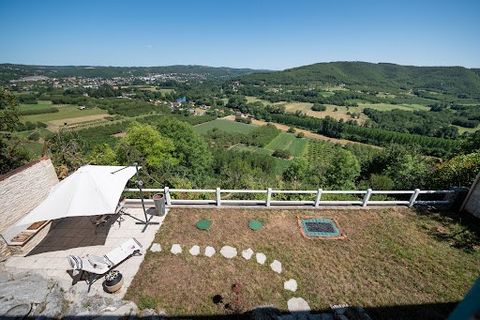 This house of character was once the presbytery of a parish attached to the abbey of SOUILLAC. Located on a Pech, in an old hamlet composed of a few riverside houses, it enjoys a breathtaking view of the Dordogne river and its eponymous Valley. The e...