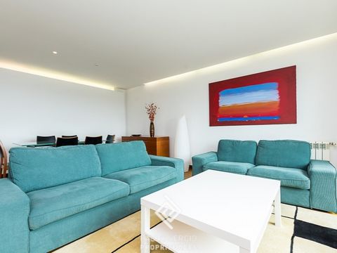 ### General Description: The T2 apartment is located on the prestigious first line of the beach in Lavadores, one of the most sought-after areas of Vila Nova de Gaia. Its proximity to the sea makes it an excellent option for those who value tranquili...