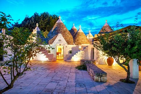 Sei alla ricerca di una casa unica e di charme in Puglia? Volete sperimentare lo stile di vita autentico della regione? Sognate di rilassarvi a bordo di una piscina privata circondata da erba, frutta e ulivi? Trullo Ostuni è una tradizionale costruzi...