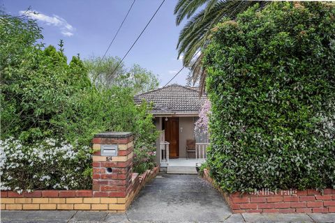 Exibindo todos os resquícios de um design clássico dos anos 70, esta casa de família tem um futuro empolgante para compradores de primeira casa, flippers, investidores ou desenvolvedores com espaço para renovação ou redesenvolvimento completo do cons...