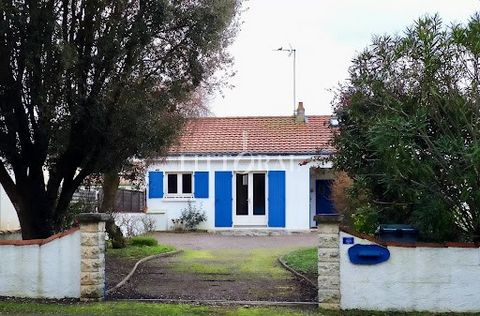 Située à seulement 200 mètres des plages nord et sud de la Pointe Saint Gildas, nichée au calme et en retrait de la rue, cette maison de plain-pied des années 80 présente un beau potentiel. Sa conception permettra des modifications ou agrandissements...