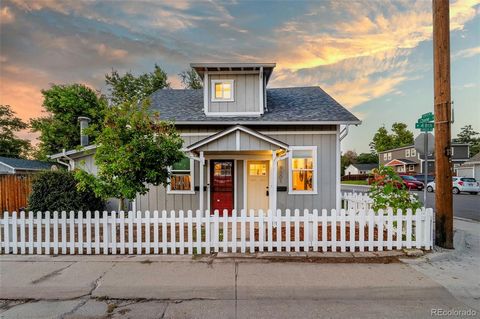 Lassen Sie sich dieses unglaubliche Preis-Leistungs-Verhältnis in Berkeley nicht entgehen! Dieses wunderschön renovierte Haus verfügt über 2 Schlafzimmer, über 800 Quadratmeter Wohnfläche, Parkplätze abseits der Straße und einen privaten, eingezäunte...