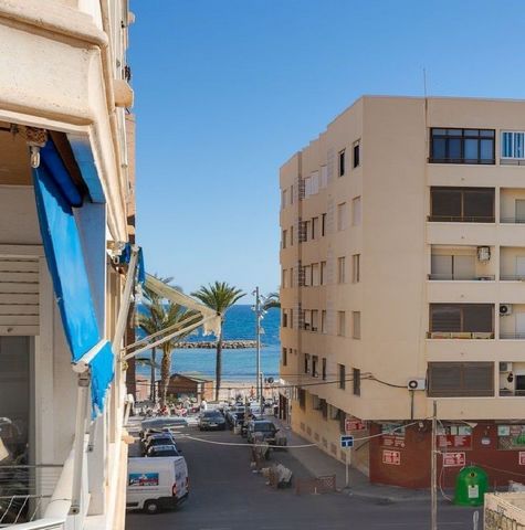 Welkom in je toekomstige toevluchtsoord aan de kust in Torrevieja! Dit charmante appartement met twee slaapkamers is meer dan alleen een woning; is een open deur naar een ontspannen, zonovergoten levensstijl aan de Middellandse Zee. Strategisch geleg...