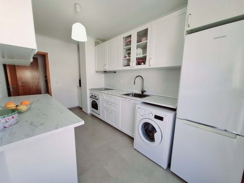 Apartamento T3 completamente remodelado. Cozinha equipada com muita arrumação e espaço de bancada. Despensa com prateleiras e bastante espaço. Três quartos com roupeiros, sendo que dois deles com vista desafogada para o mar. Casa de banho ampla com b...